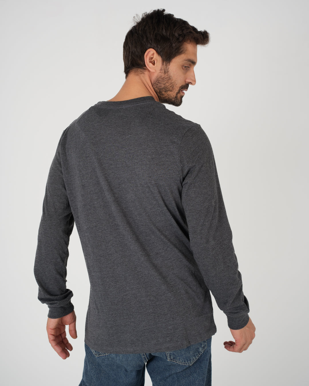 تي شيرت أساسي بأكمام طويلة