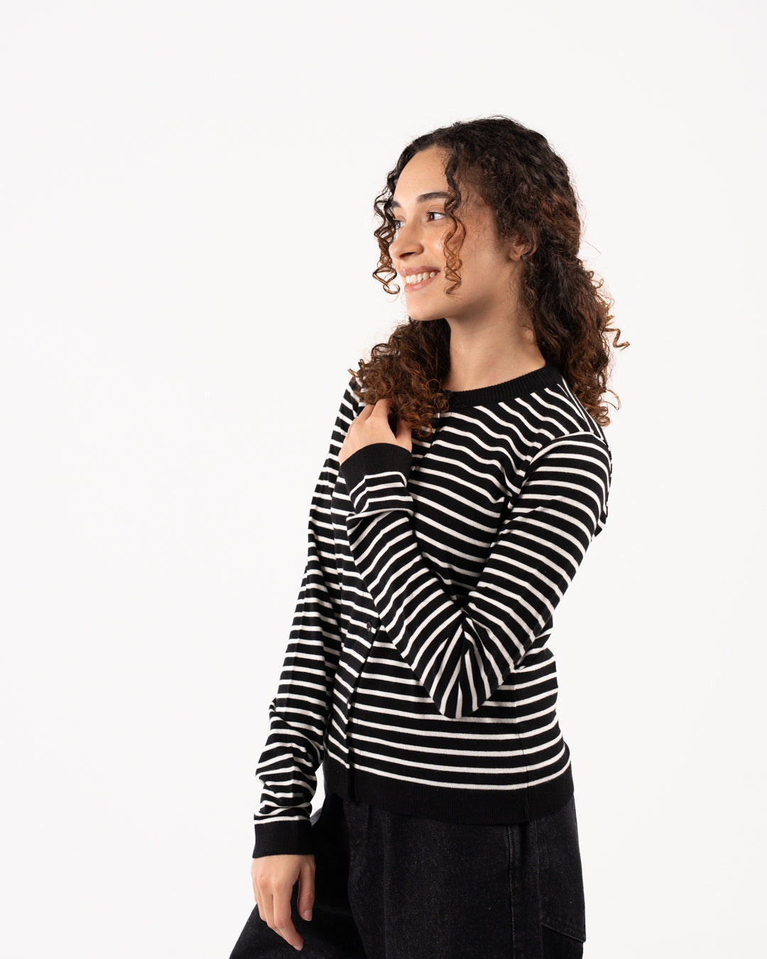 سويت شيرت نسائي مضلع بأزرار وياقة دائرية