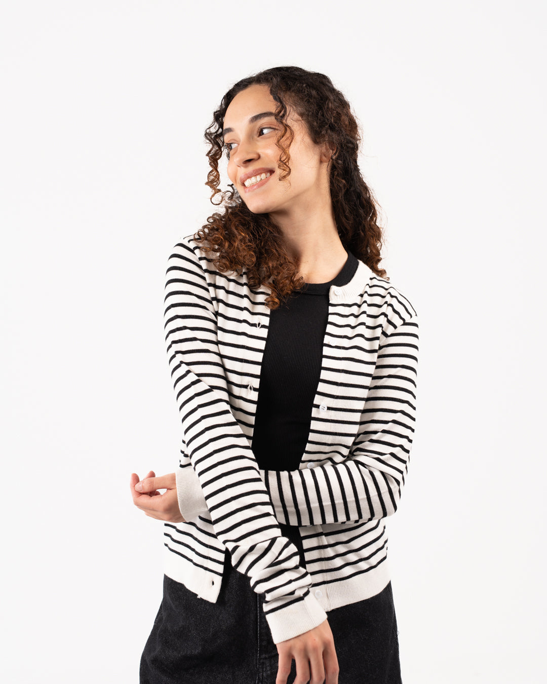 سويت شيرت نسائي مضلع بأزرار وياقة دائرية