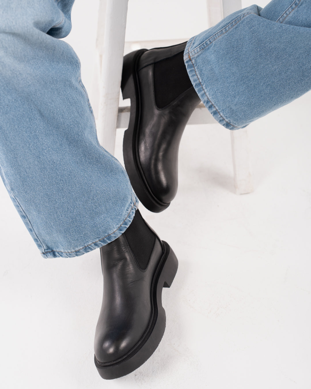 أحذية جلدية