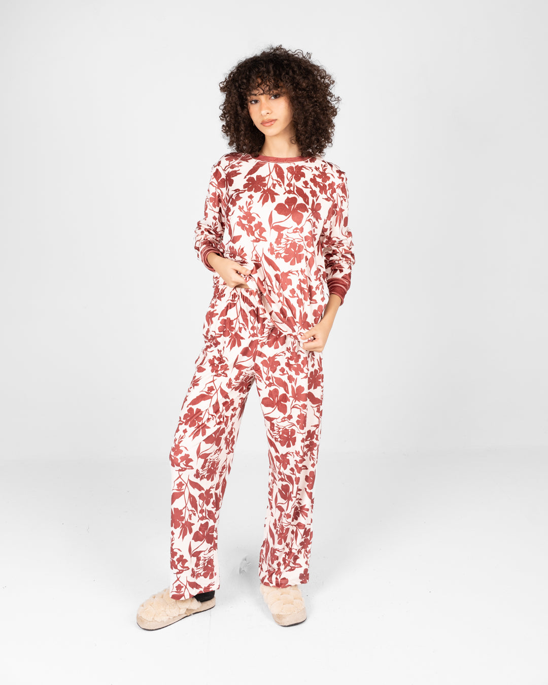 بيجامات شتوية مزخرفة بالزهور