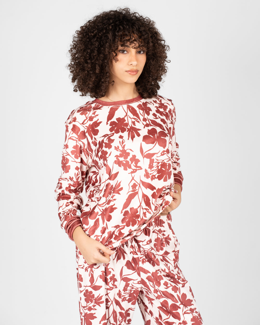 بيجامات شتوية مزخرفة بالزهور