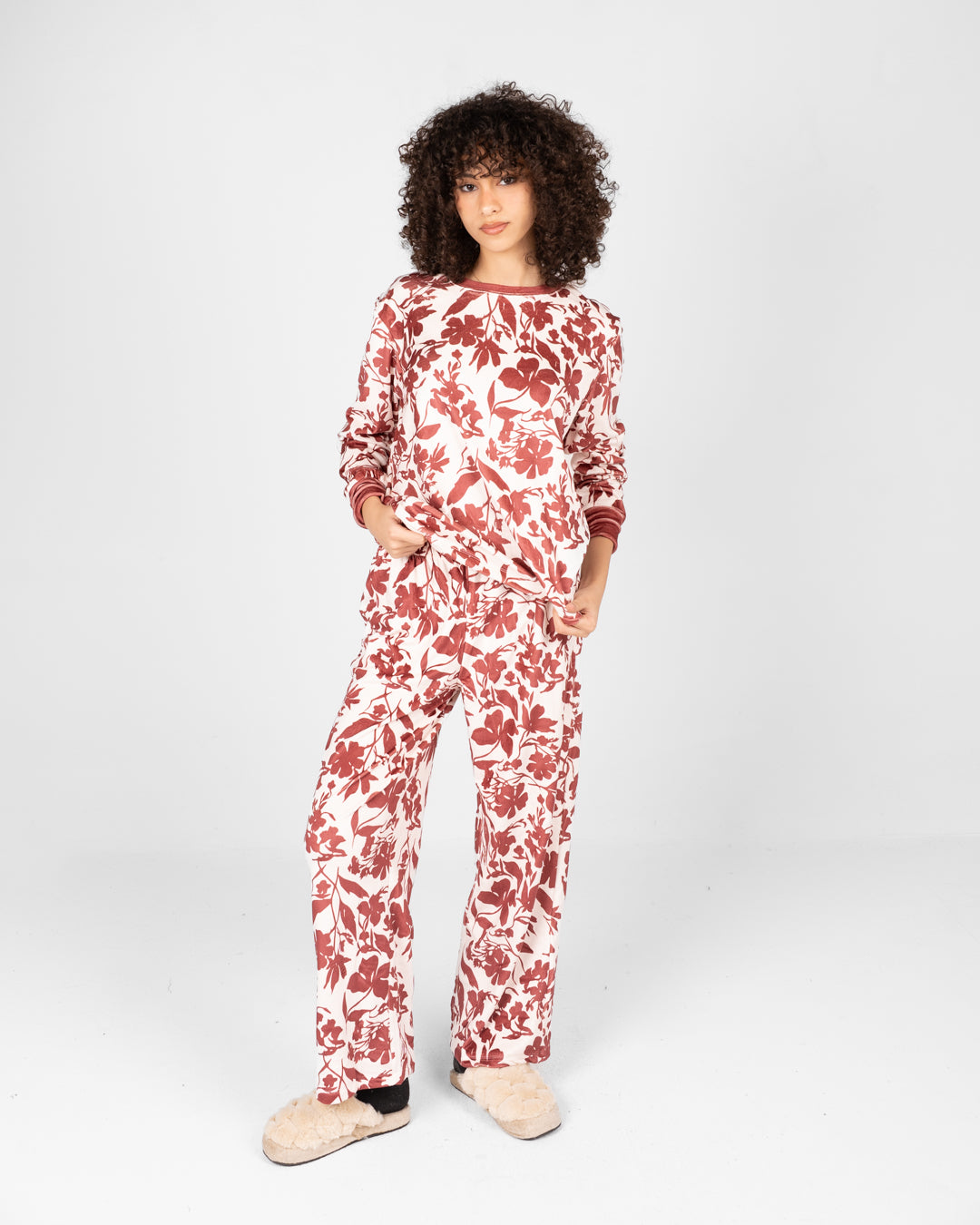 بيجامات شتوية مزخرفة بالزهور