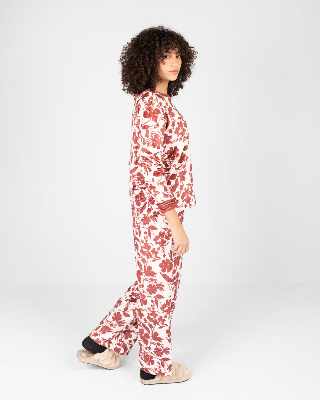 بيجامات شتوية مزخرفة بالزهور