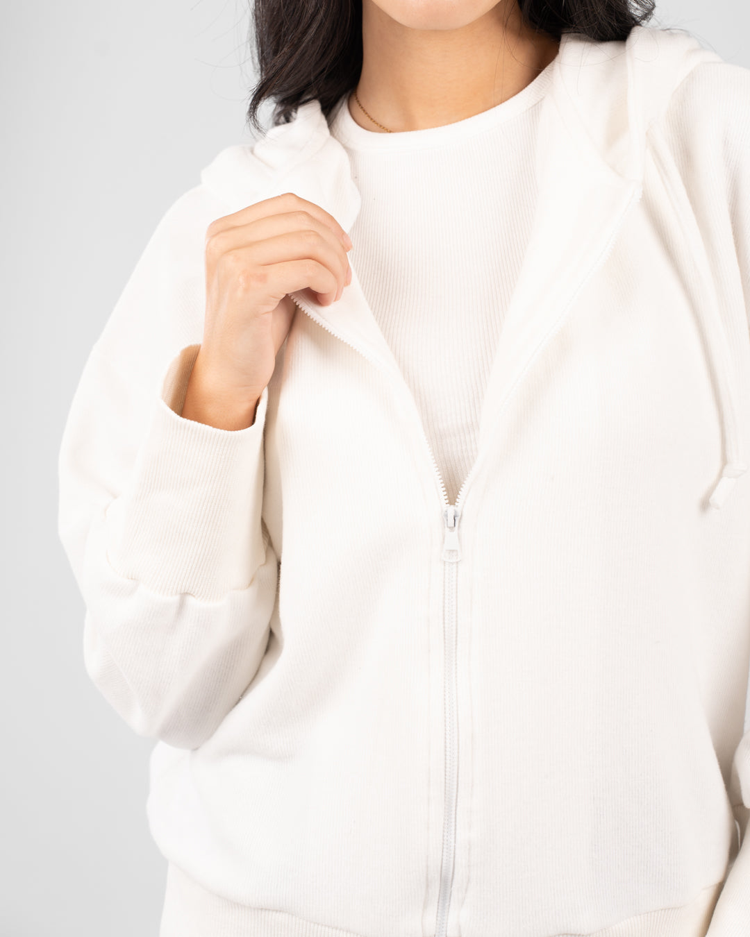 سويت شيرت نسائي أساسي بسحاب