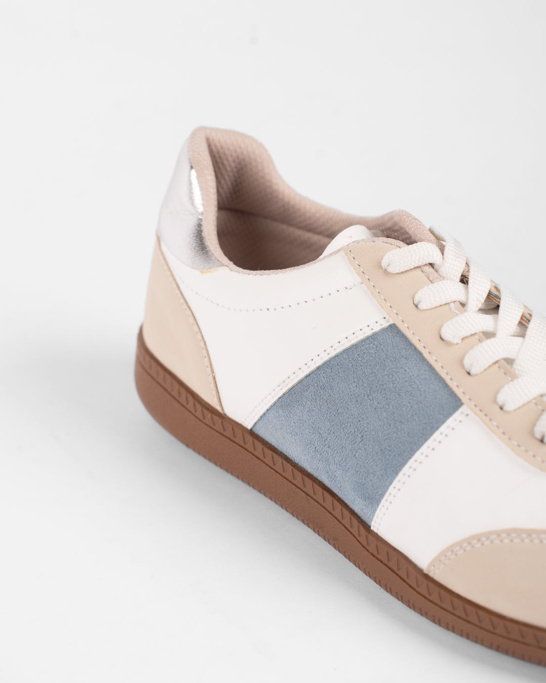 أحذية نسائية مسطحة