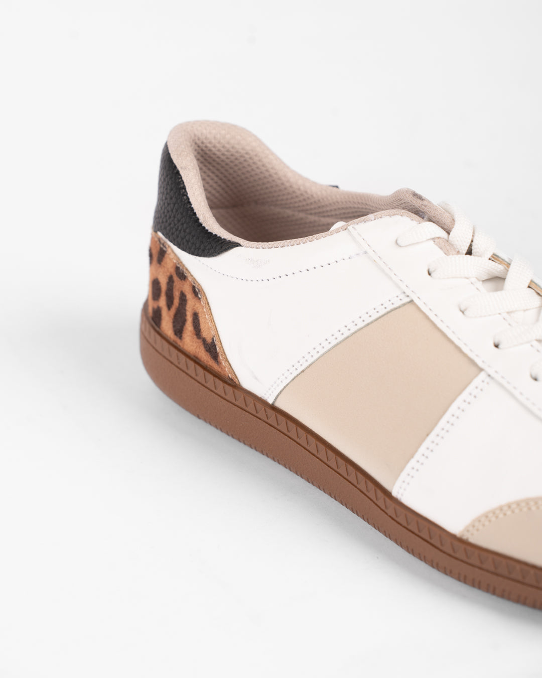 حذاء رياضي مسطح باللون البيج