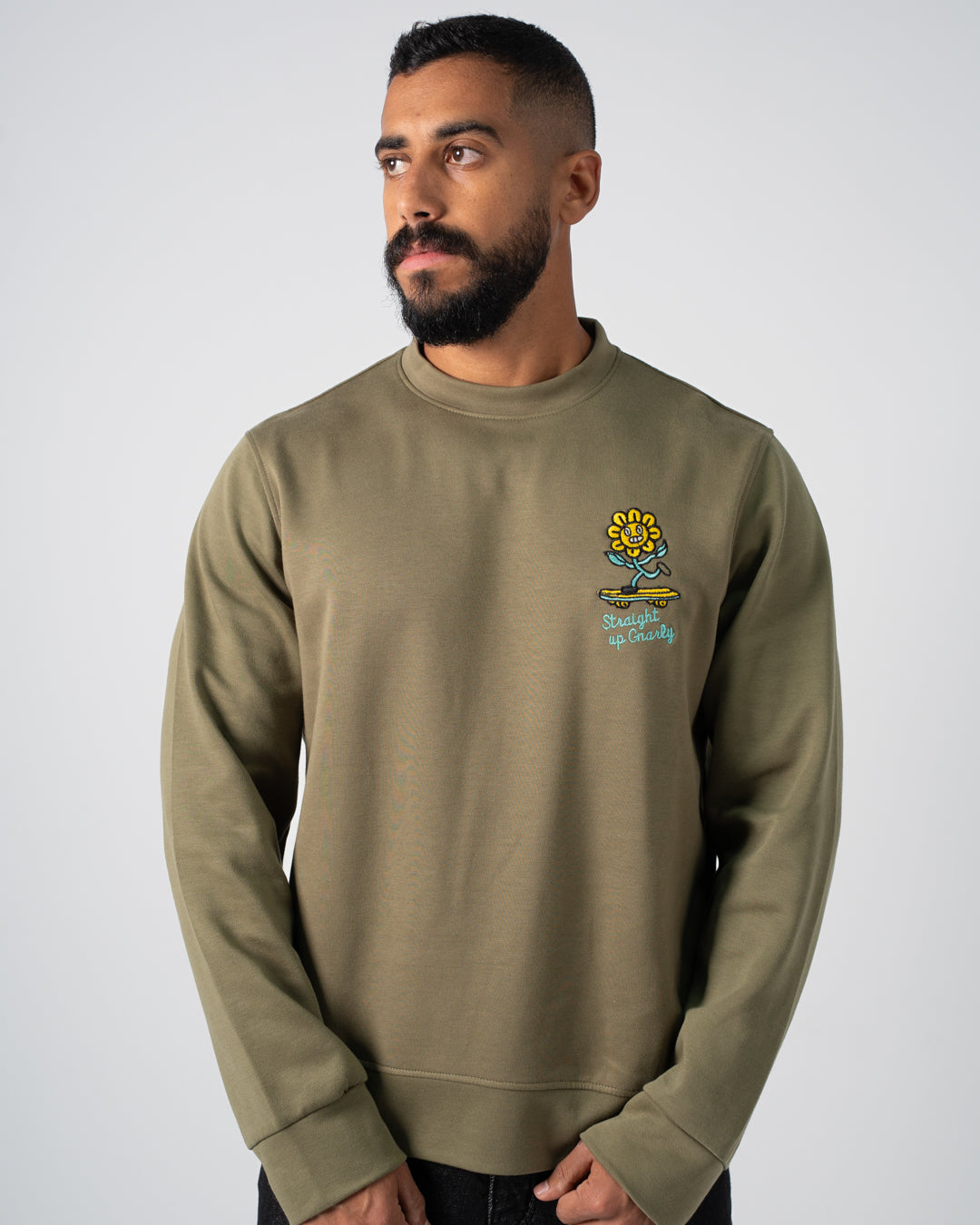 بلوزة مطرزة برقبة دائرية