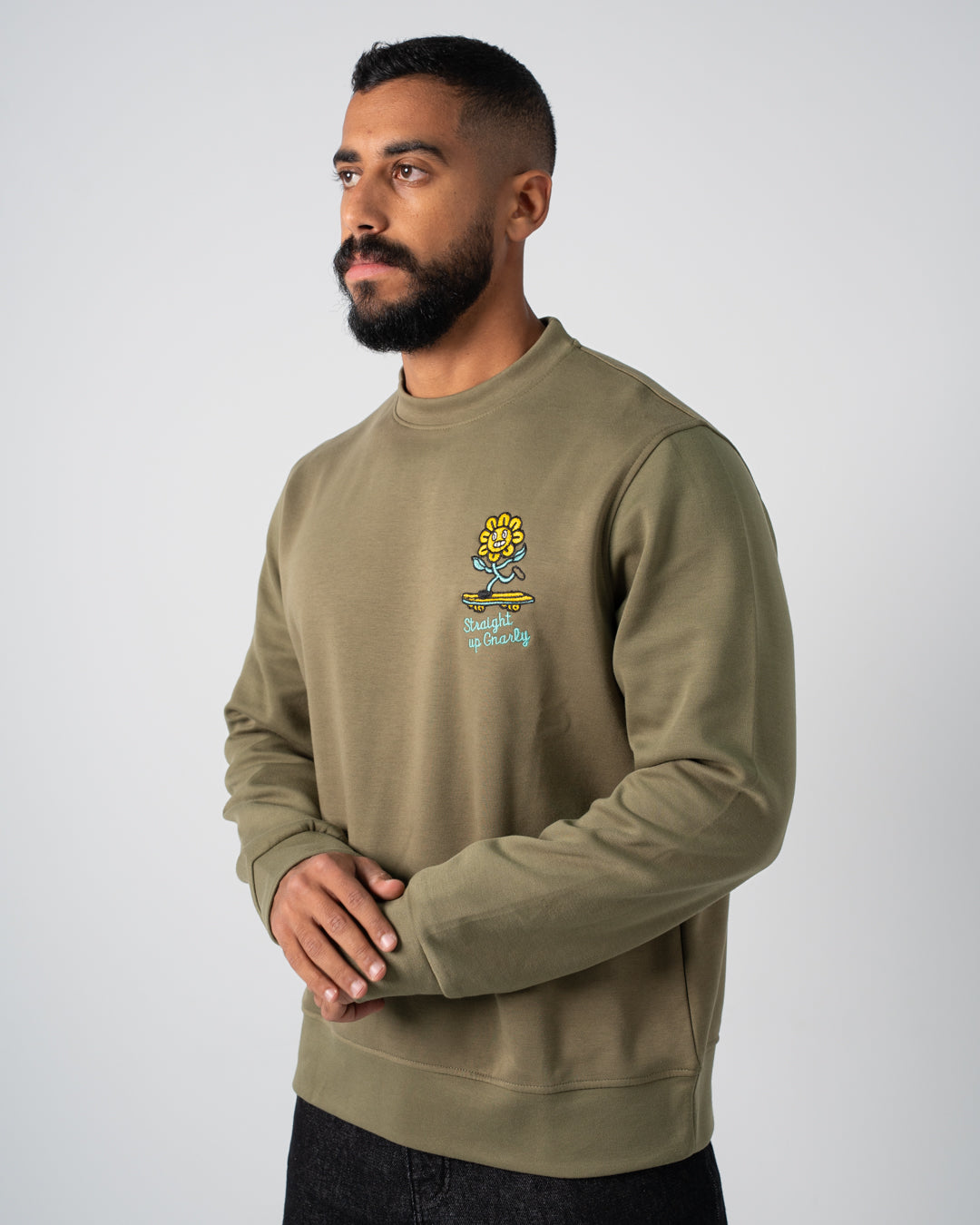 بلوزة مطرزة برقبة دائرية