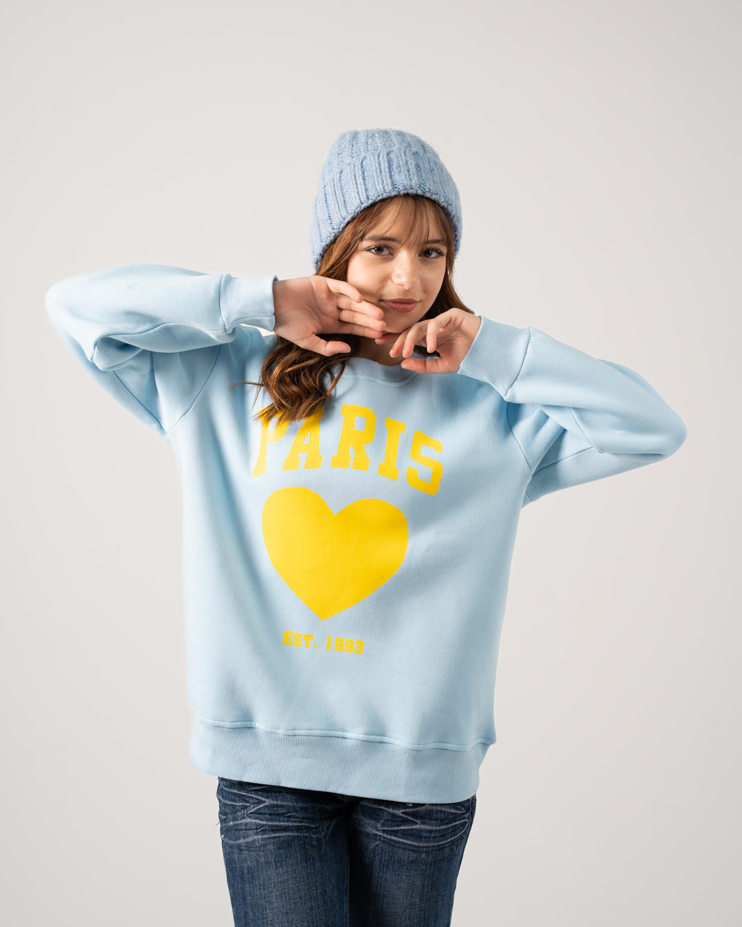 بلوزة برقبة دائرية مطرزة بشعار باريس