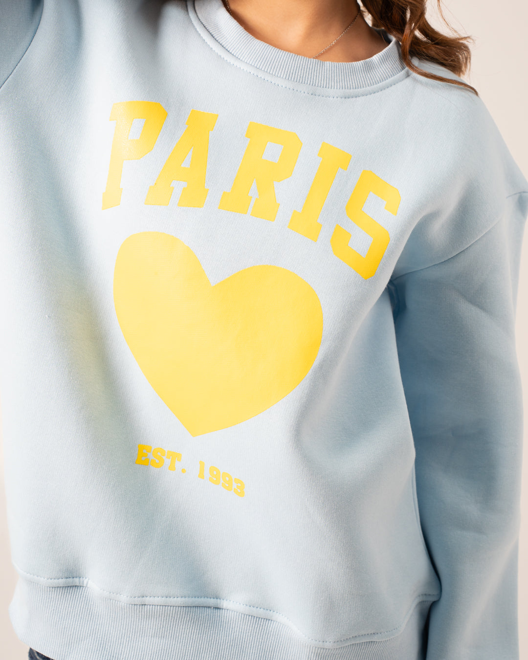 بلوزة برقبة دائرية مطرزة بشعار باريس