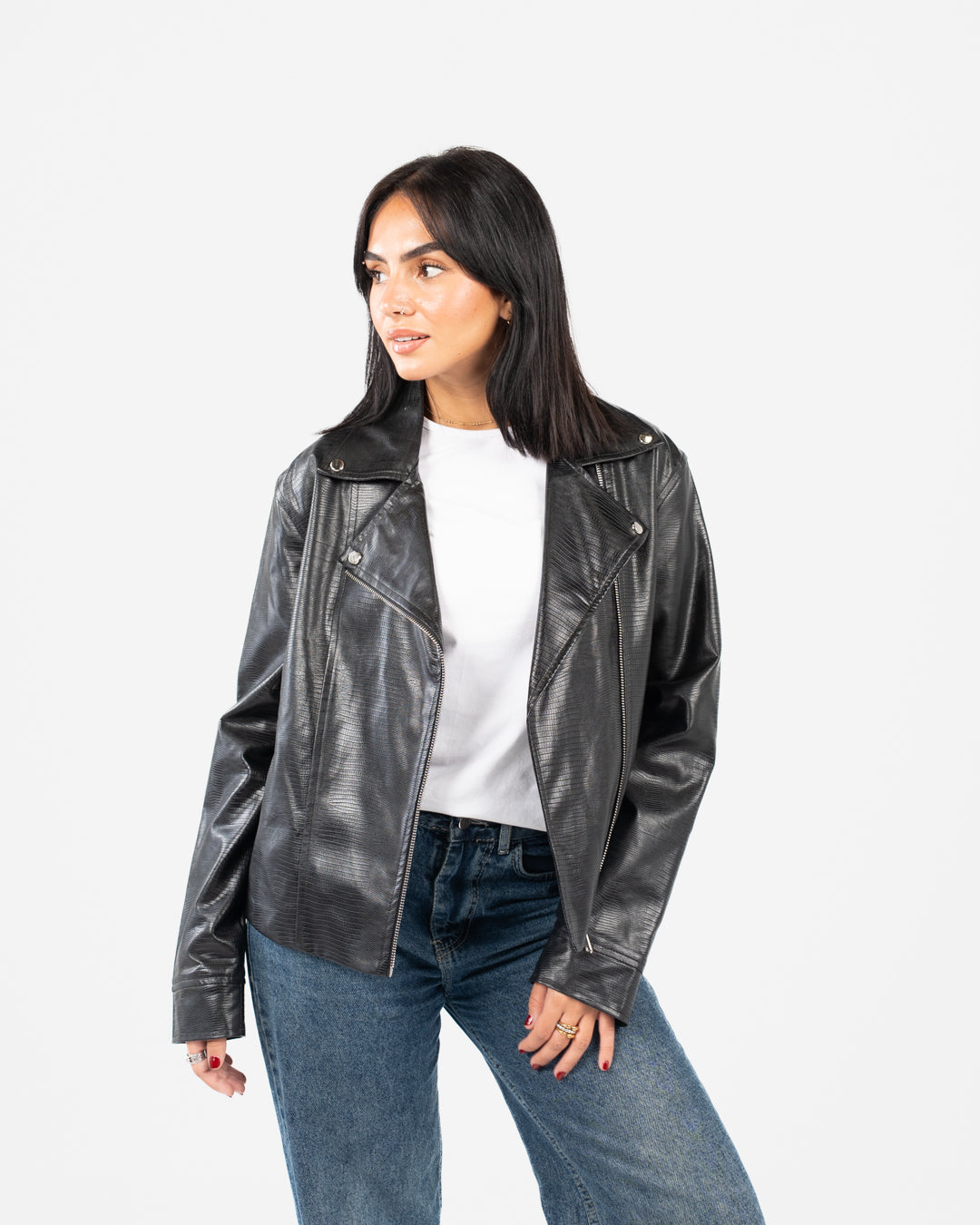 سترة جلدية نسائية