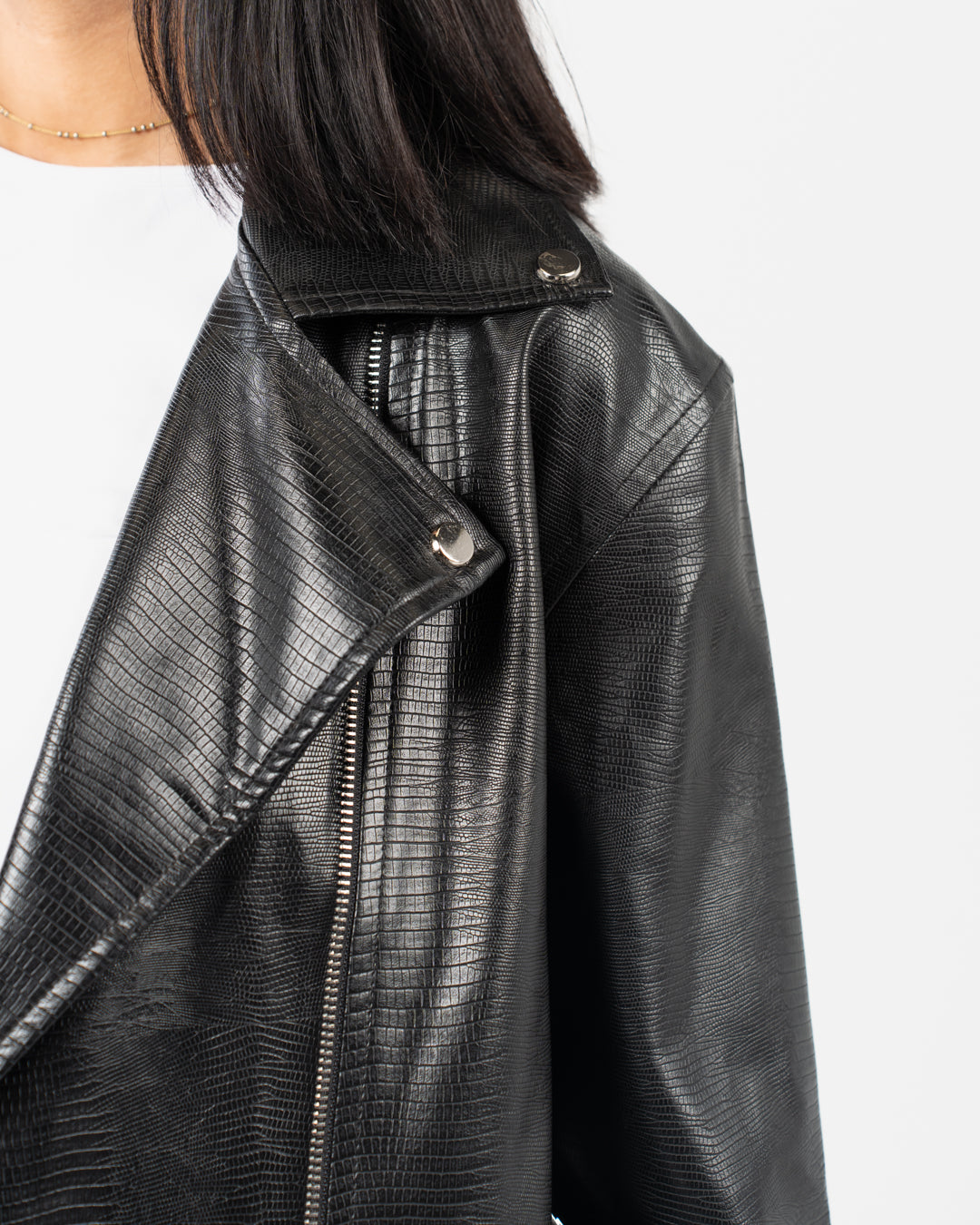 سترة جلدية نسائية