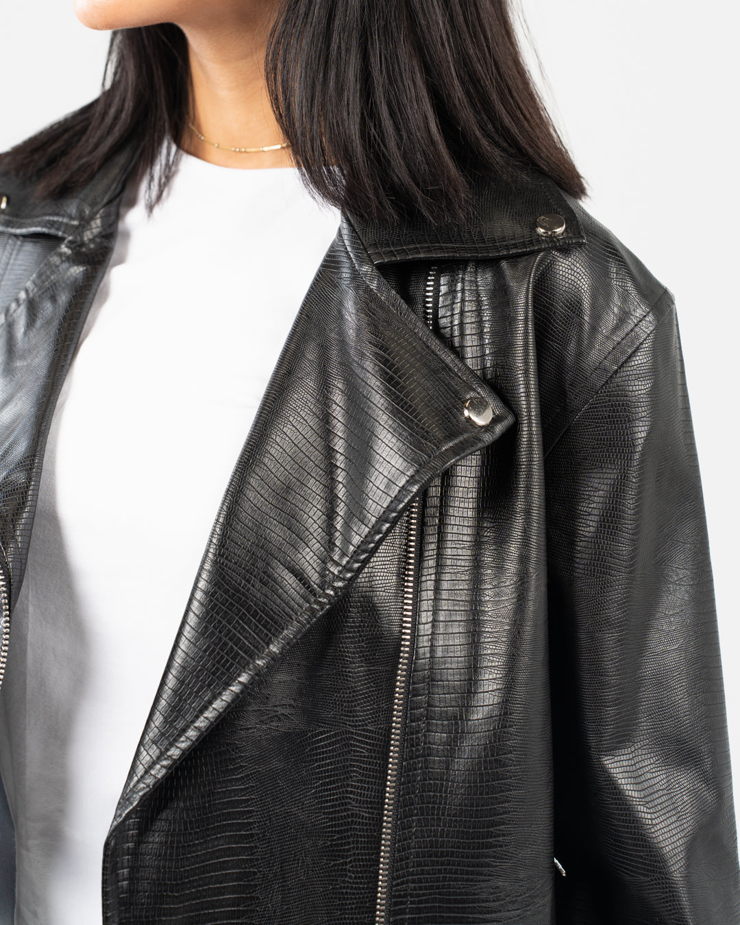 سترة جلدية نسائية