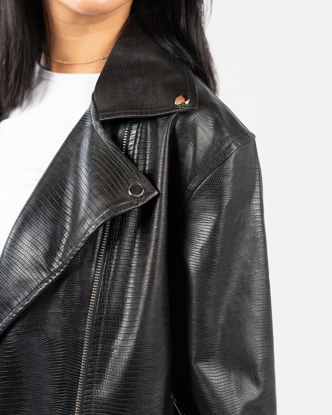 سترة جلدية نسائية