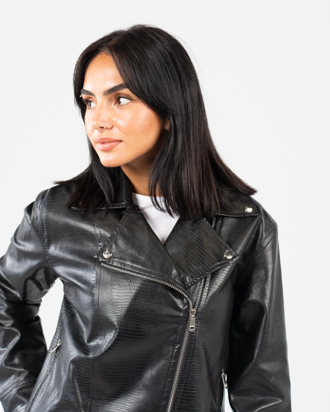 سترة جلدية نسائية