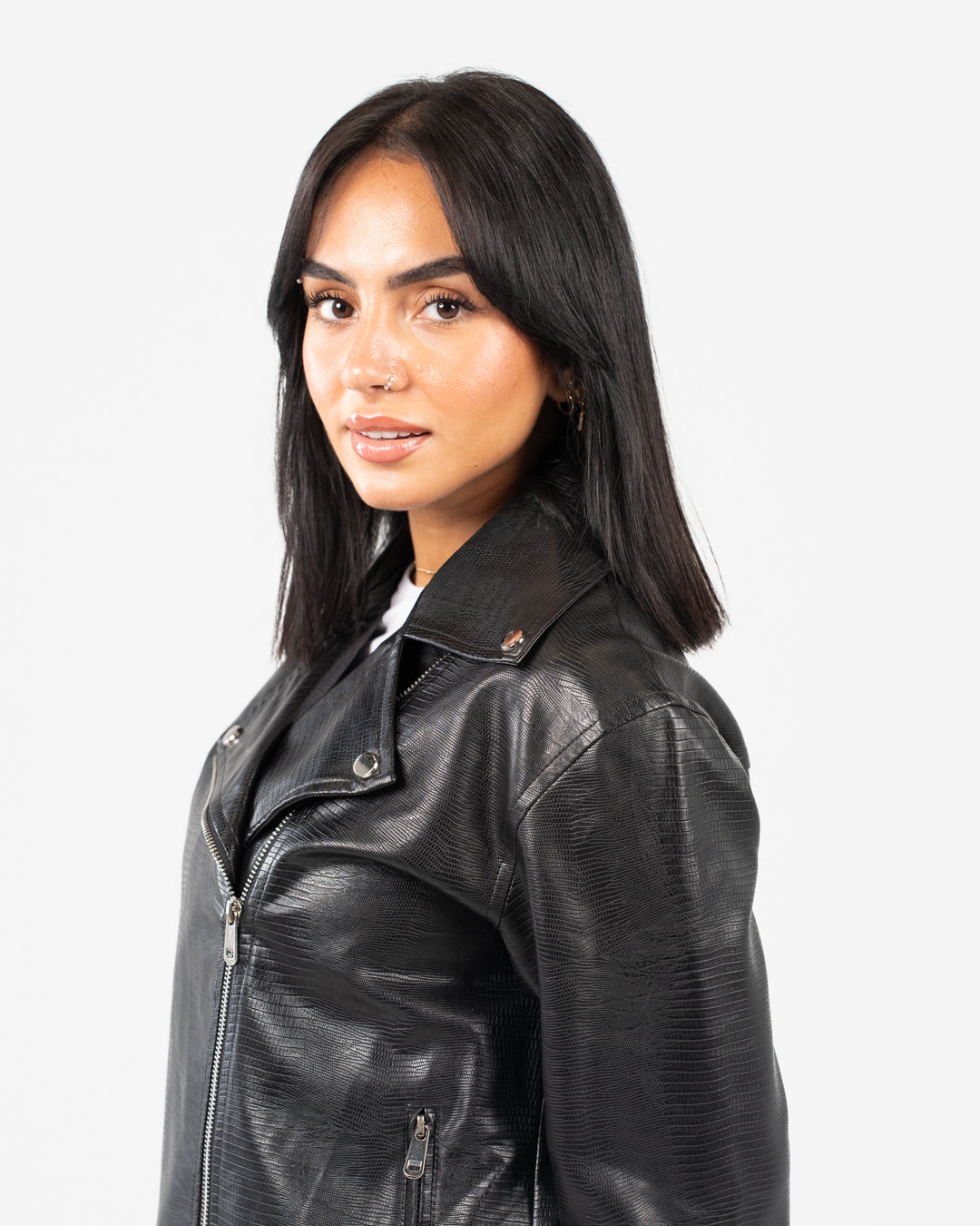 سترة جلدية نسائية