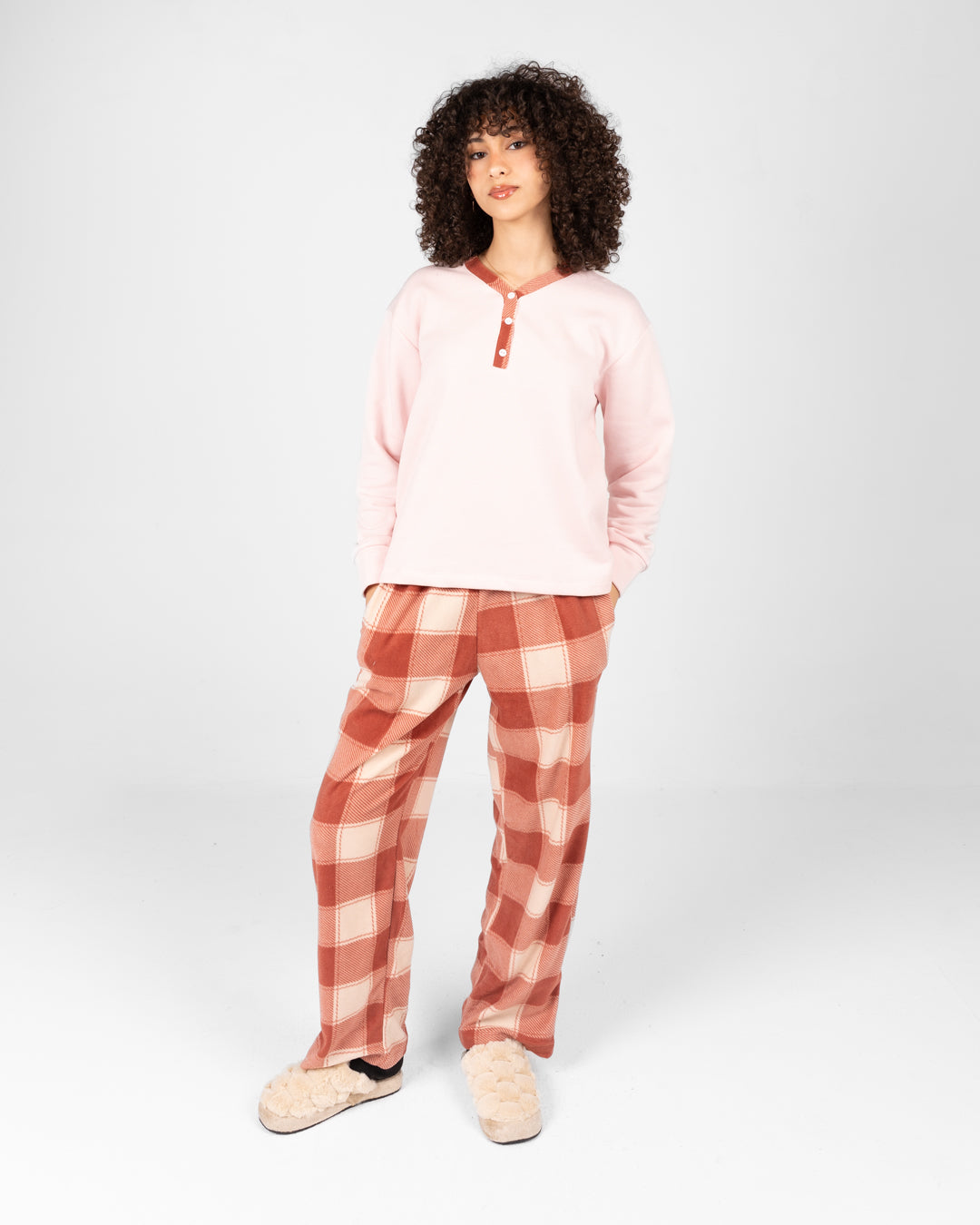 بيجامات نسائية منقوشة