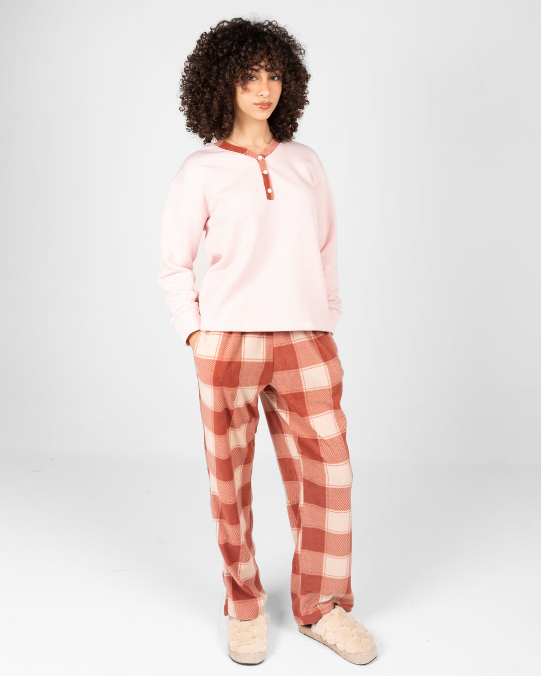 بيجامات نسائية منقوشة