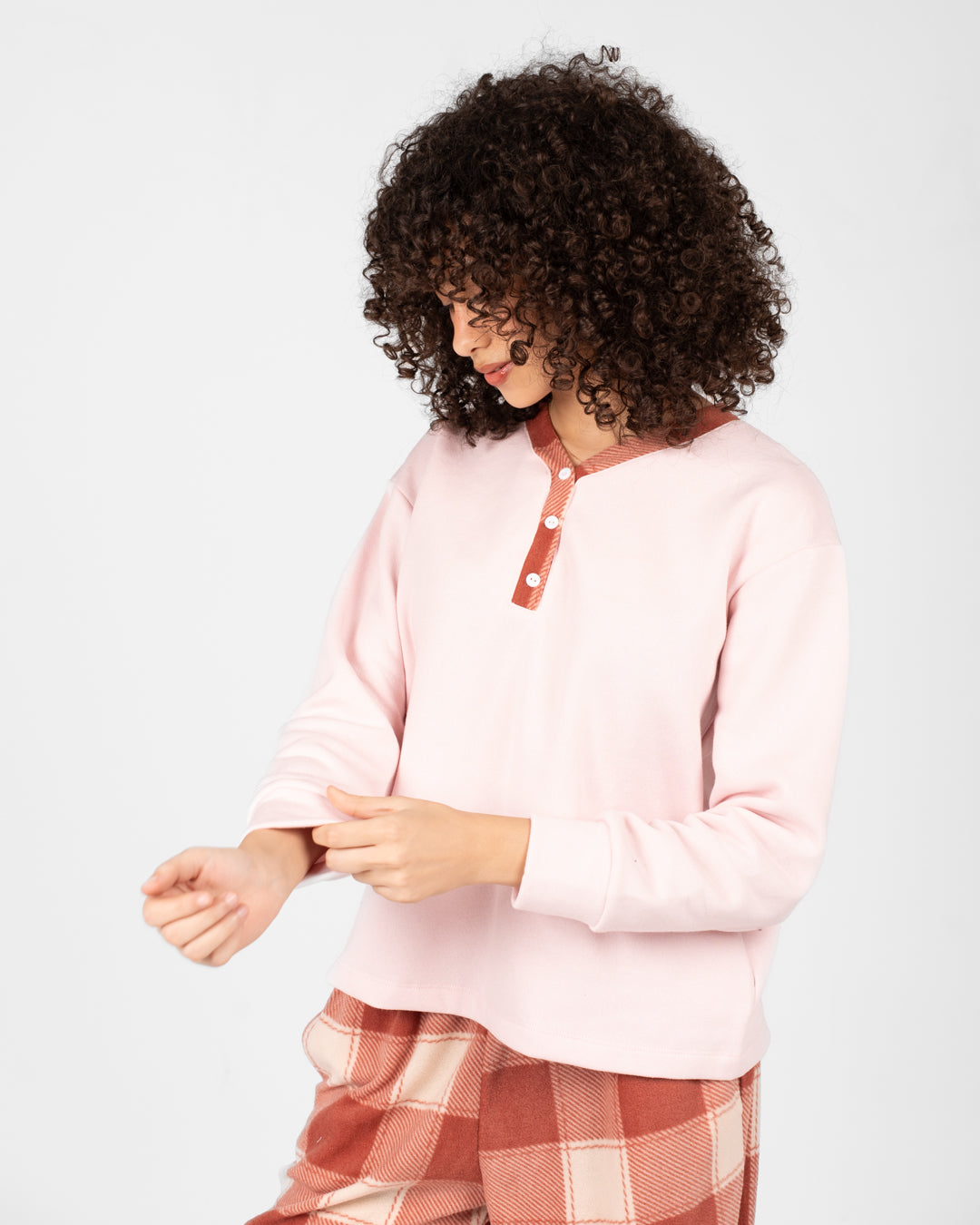 بيجامات نسائية منقوشة