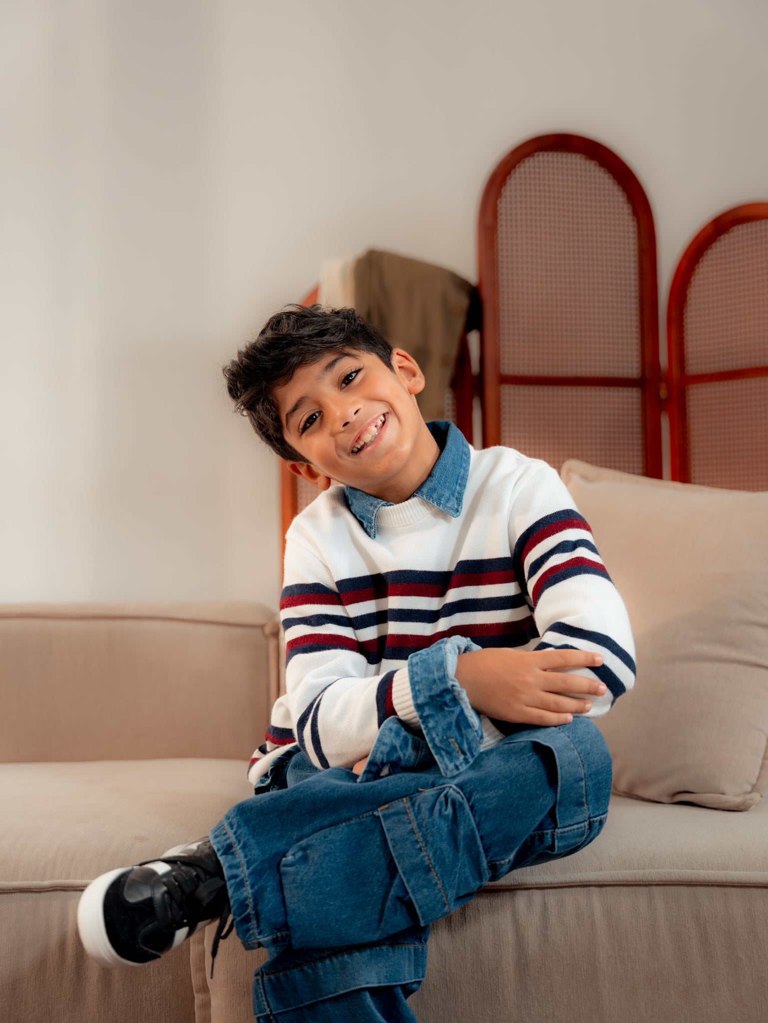 بلوفر مخطط برقبة دائرية