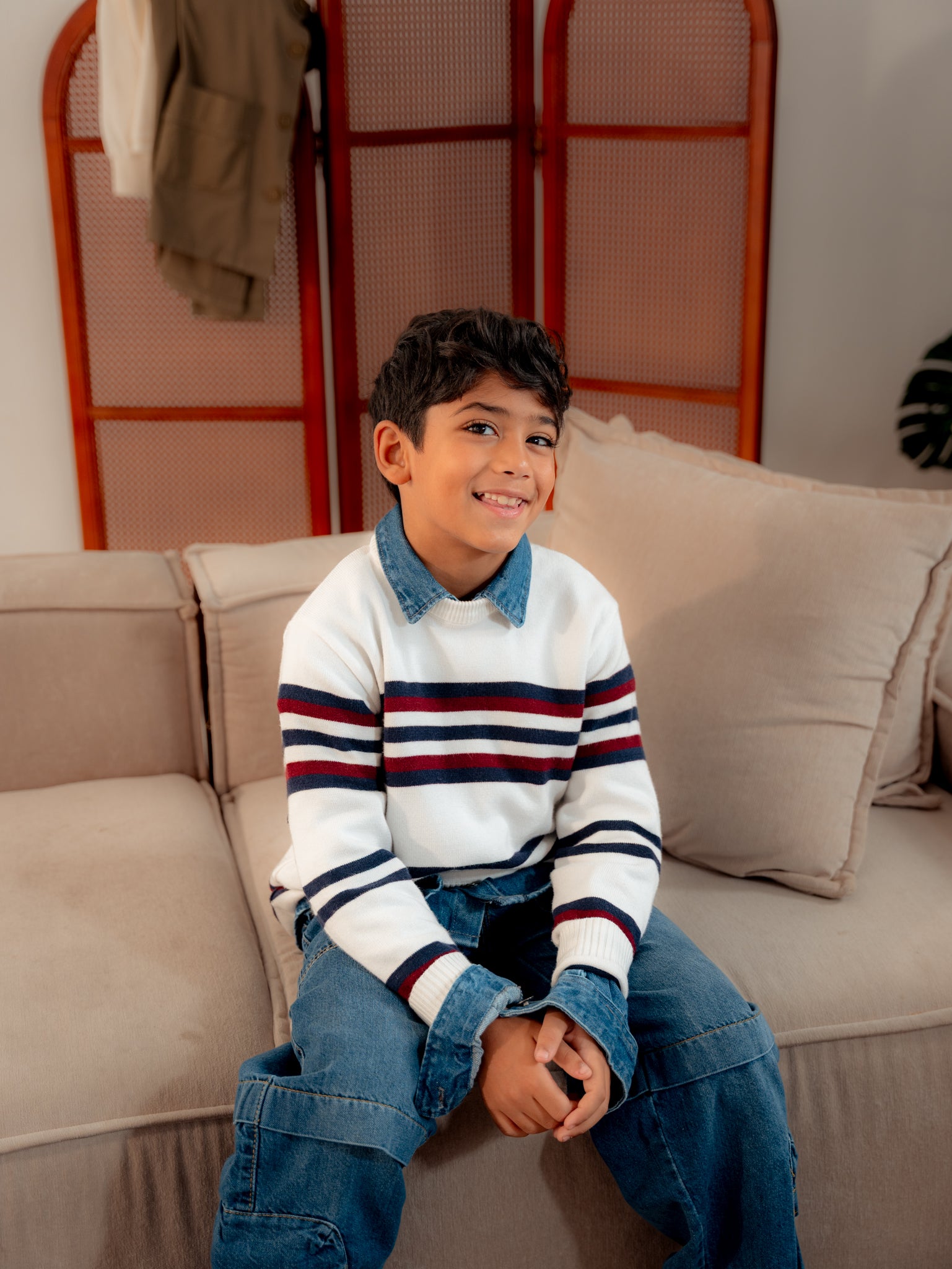 بلوفر مخطط برقبة دائرية