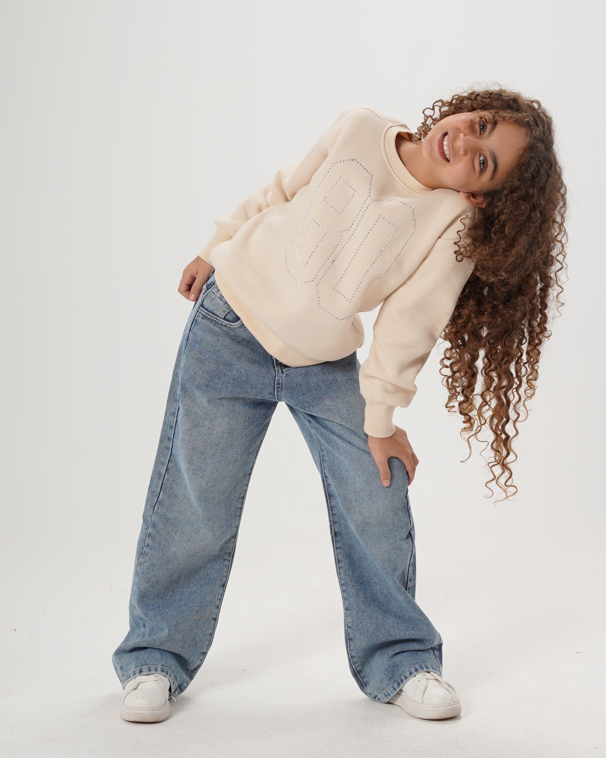 سويت شيرت بناتي برقبة دائرية بطبعة 80