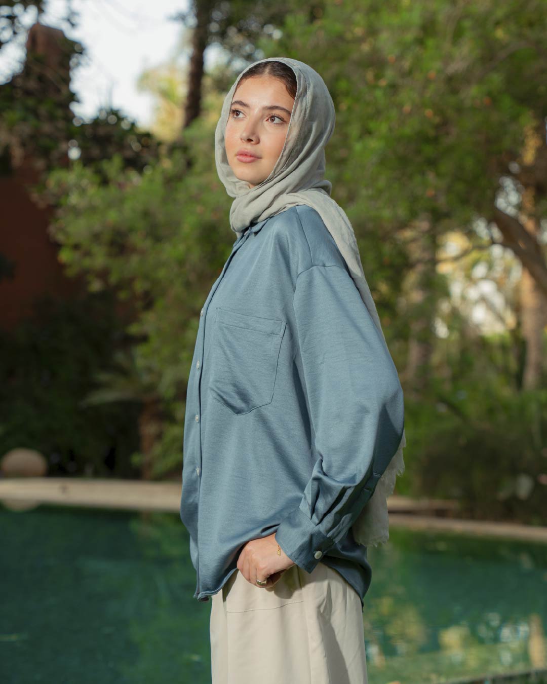 بلوزة نسائية بأكمام طويلة